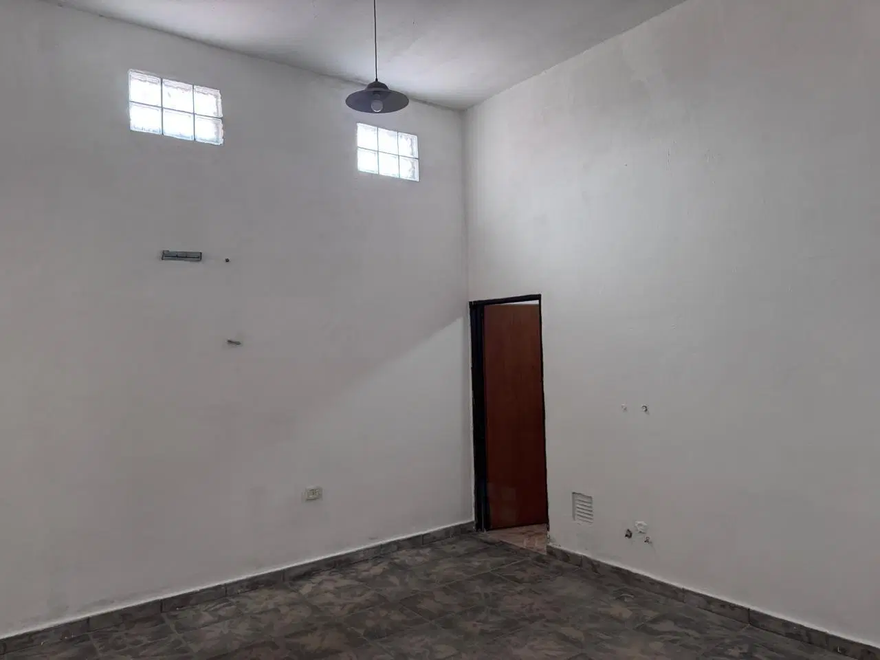 IMPECABLE LOCAL EN ALQUILER. ITUZAINGO NORTE. 3