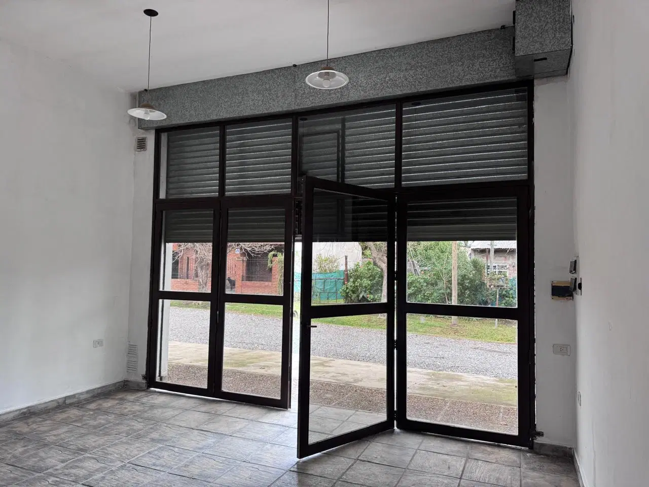 IMPECABLE LOCAL EN ALQUILER. ITUZAINGO NORTE. 4