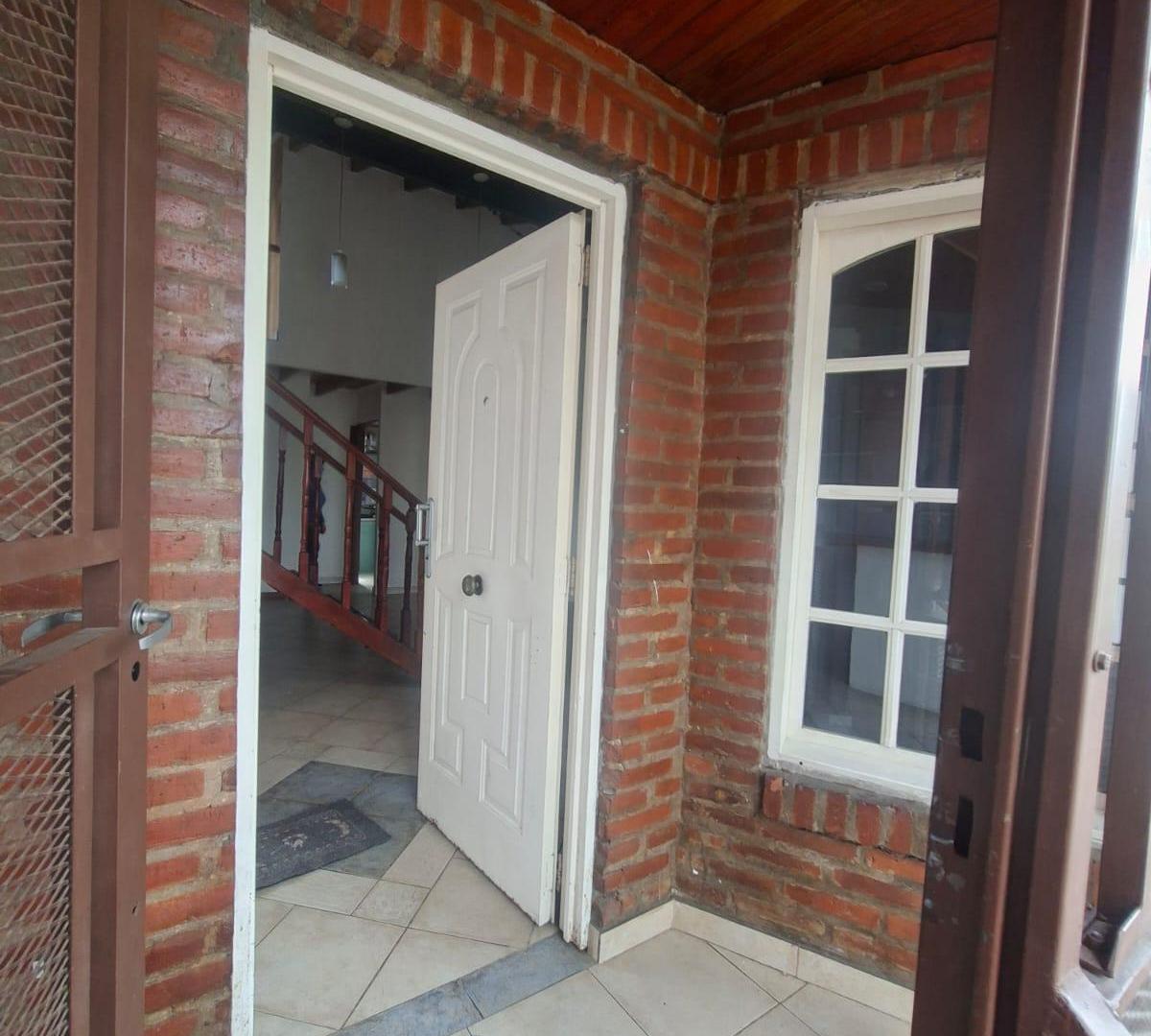 Foto de HERMOSA CASA EN PLANTA ALTA. EN ALQUILER Ituzaingó Norte, imagen 5