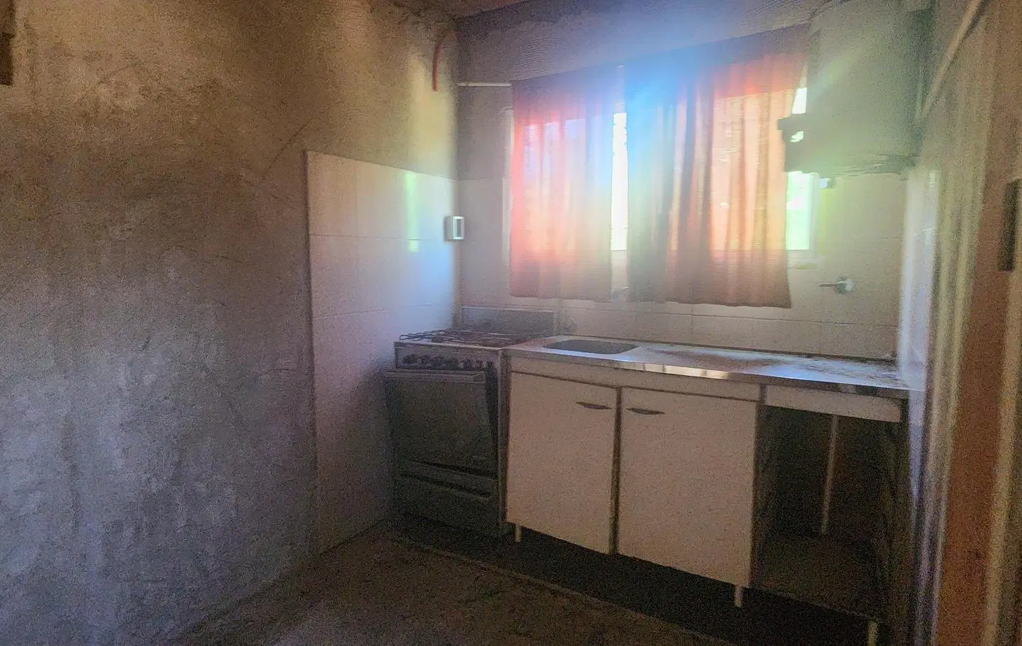 Terreno a la venta con construcción/ Los Acantilados 3