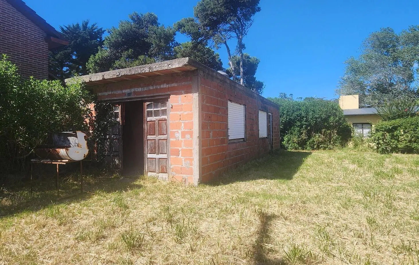 Terreno a la venta con construcción/ Los Acantilados 4