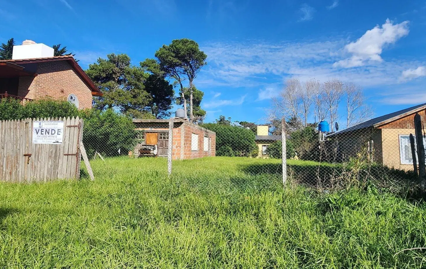 Terreno a la venta con construcción/ Los Acantilados 1