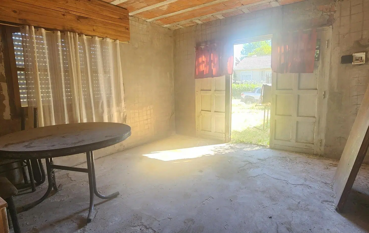 Terreno a la venta con construcción/ Los Acantilados 5