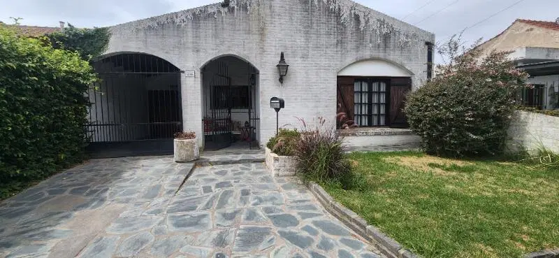 Casa 4 ambientes/ Barrio Caisamar 2