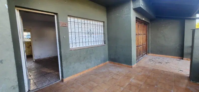 Casa 3 ambientes en estado original/ Barrio La Laura 3