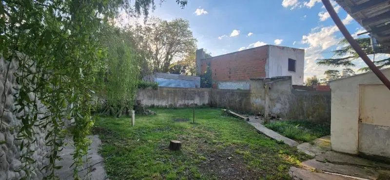 Casa 3 ambientes en estado original/ Barrio La Laura 4