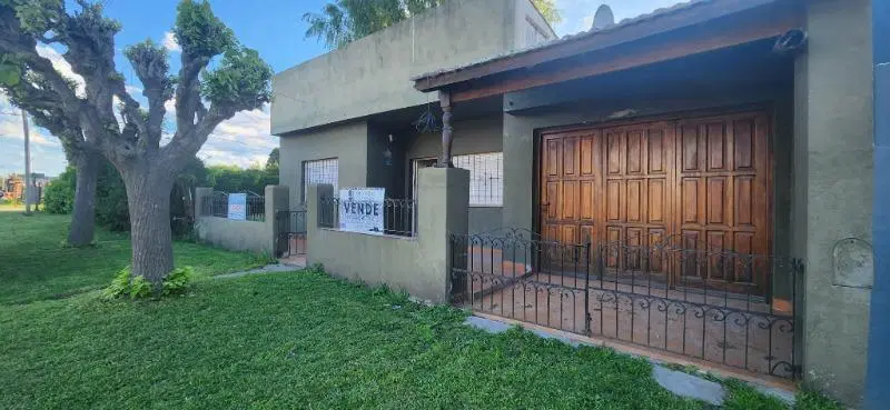 Casa 3 ambientes en estado original/ Barrio La Laura 2