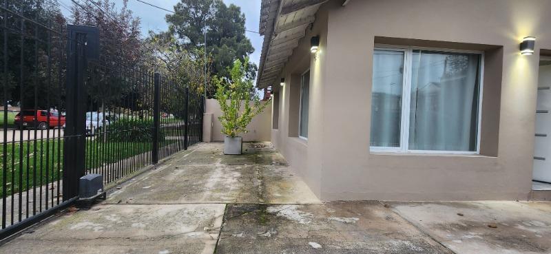 Casa en esquina 4 ambientes/ Barrio La Florida
