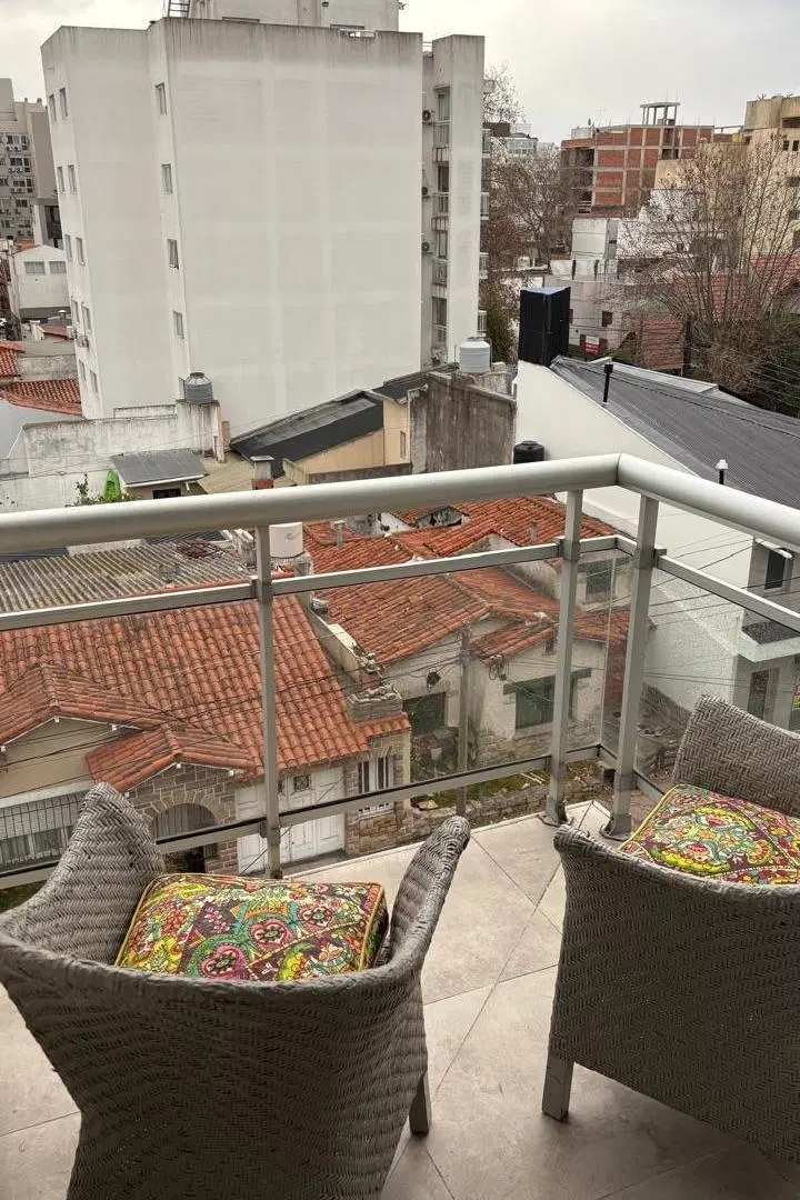 Departamento 3amb con balcón a la calle con cochera/ Zona Guemes 4