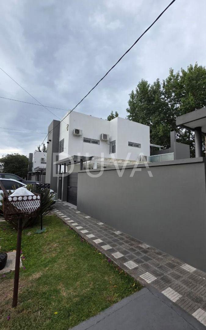 Dúplex 2 Dorm. con Cochera - 142 E/ 41 y 42 - La Plata