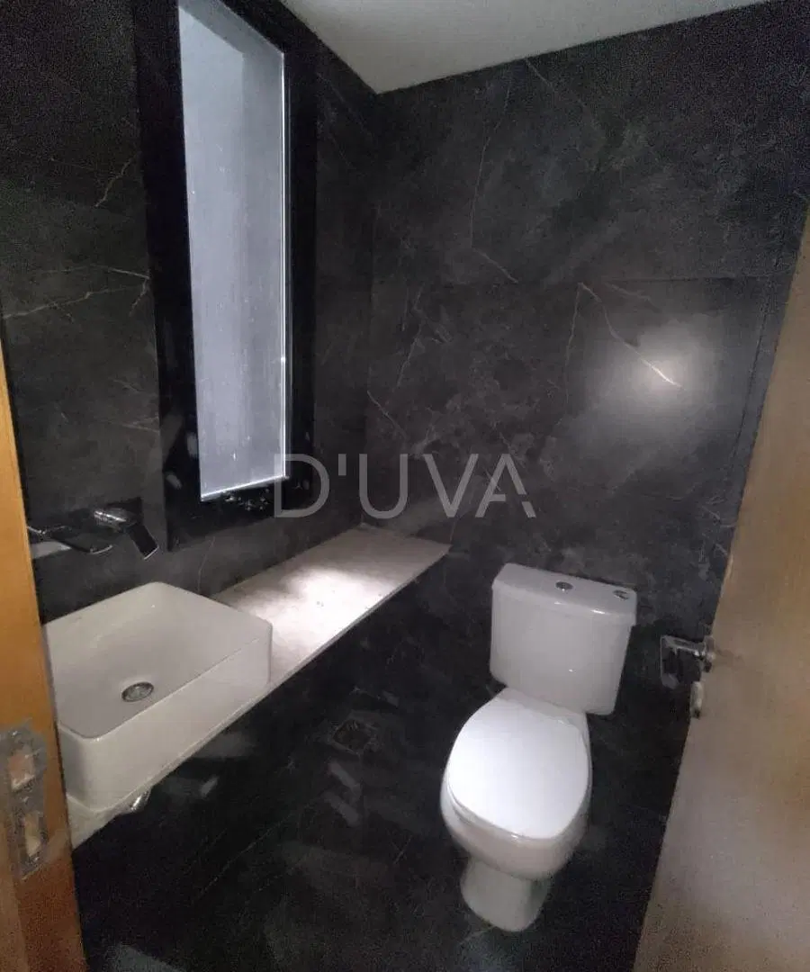 Departamento de dos dormitorios con balcon, dos baños, muy luminoso a estrenar.// 5