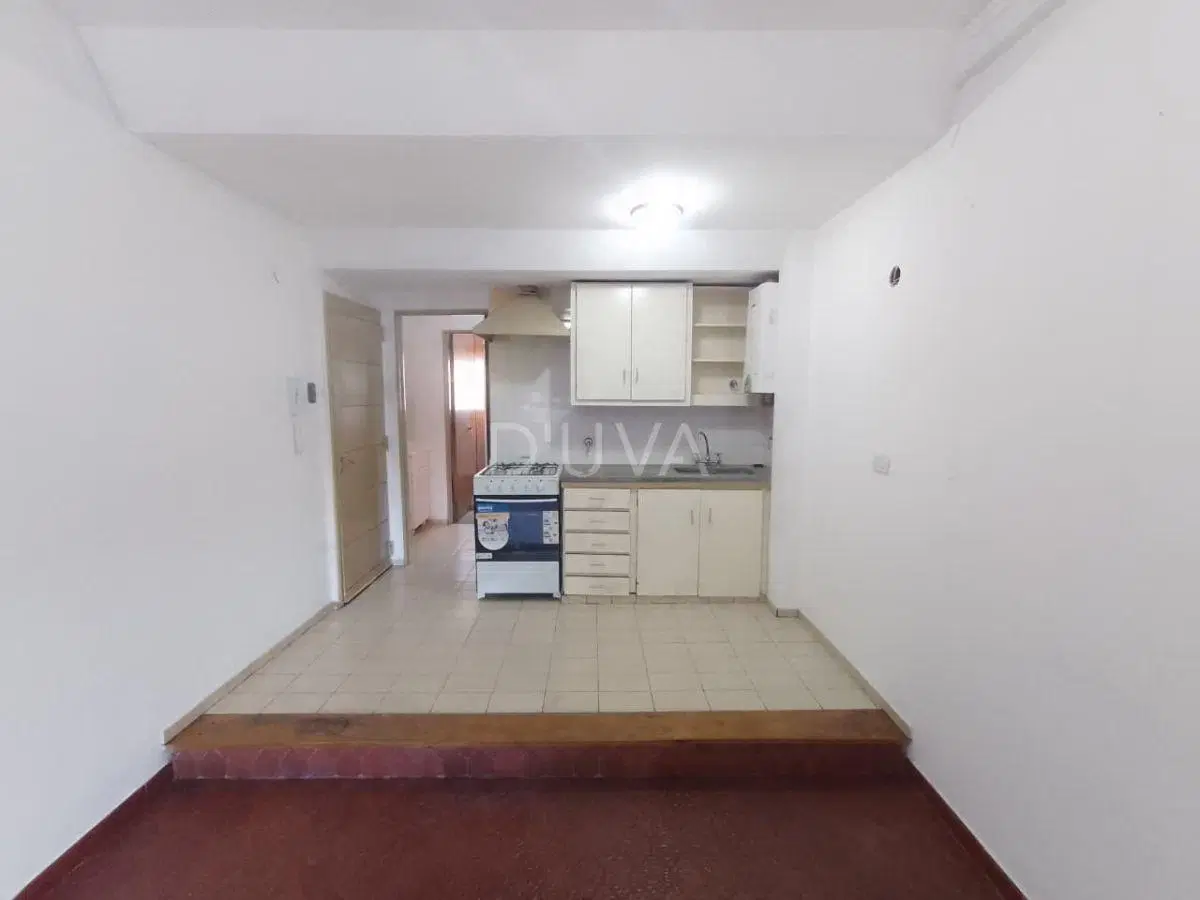 Departamento de 1 dormitorio con balcón al frente. 2