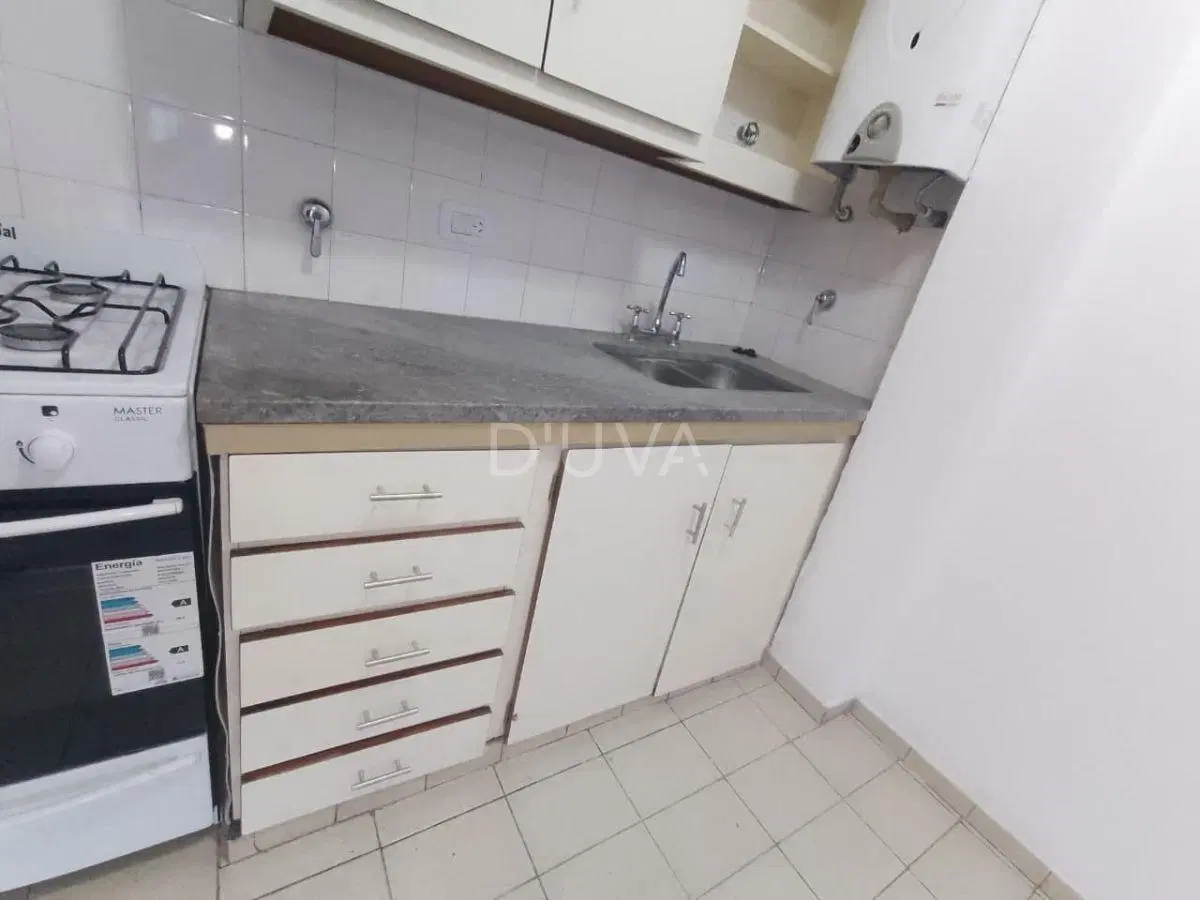 Departamento de 1 dormitorio con balcón al frente. 4