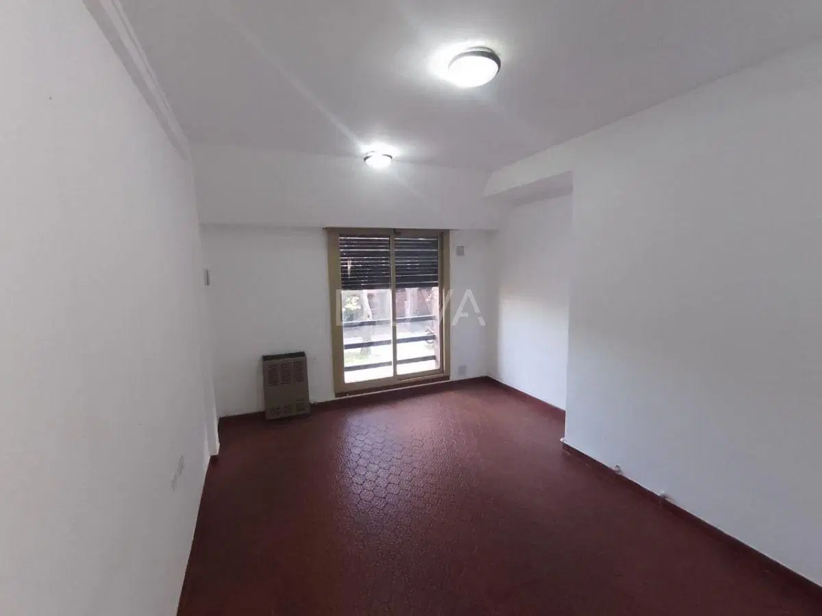 Departamento de 1 dormitorio con balcón al frente. 3