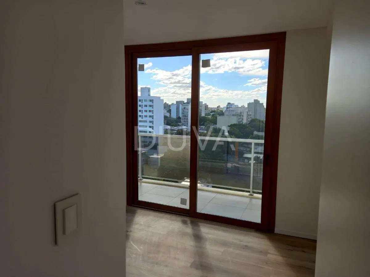 Departamento de 1 dormitorio de categoría, al frente con balcón, aire acondicionado y cortinas. 5