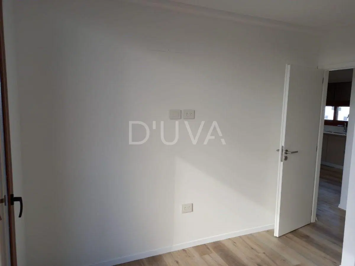 Departamento de 1 dormitorio de categoría, al frente con balcón, aire acondicionado y cortinas. 3