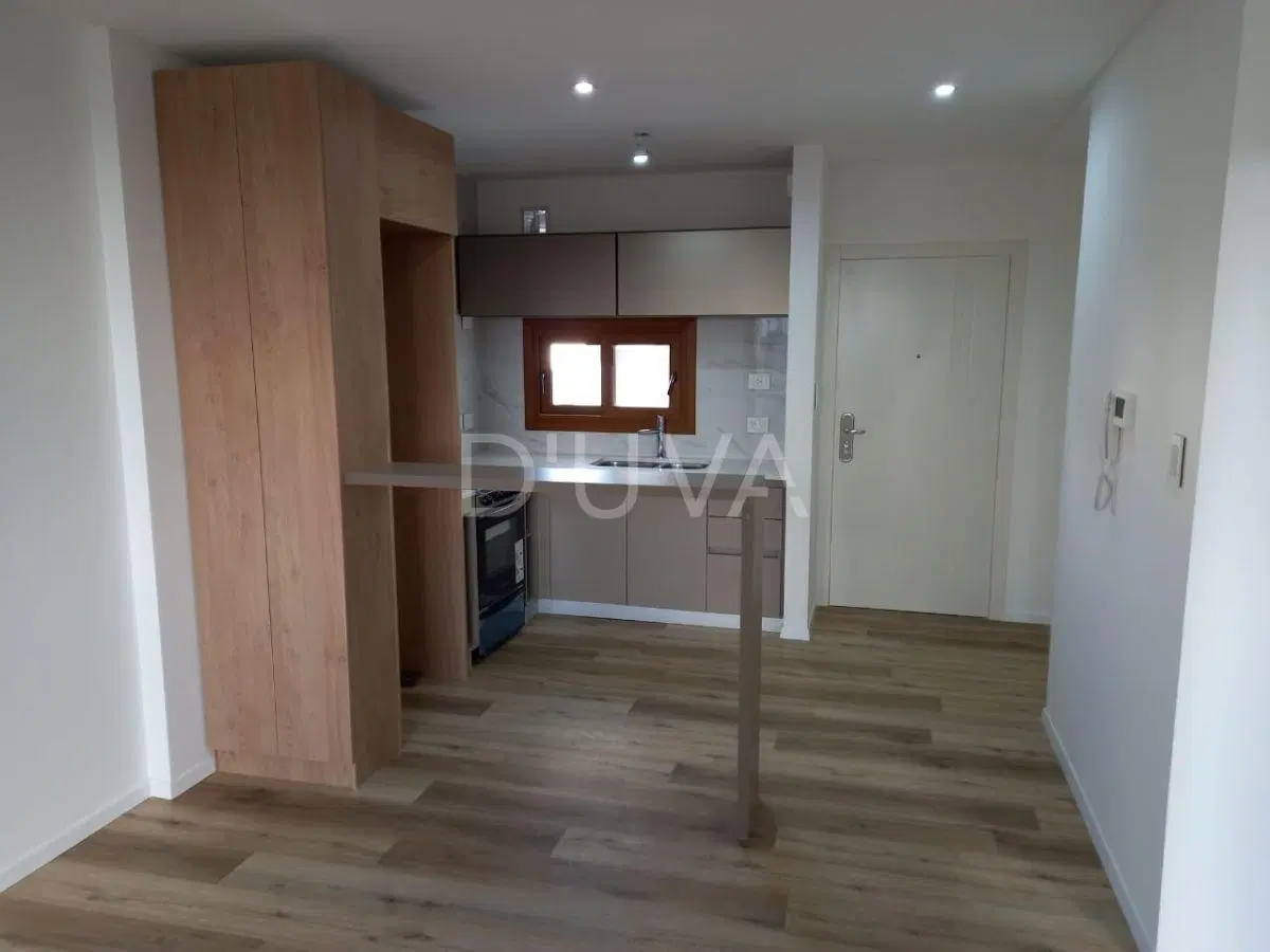 Departamento de 1 dormitorio de categoría, al frente con balcón, aire acondicionado y cortinas. 4