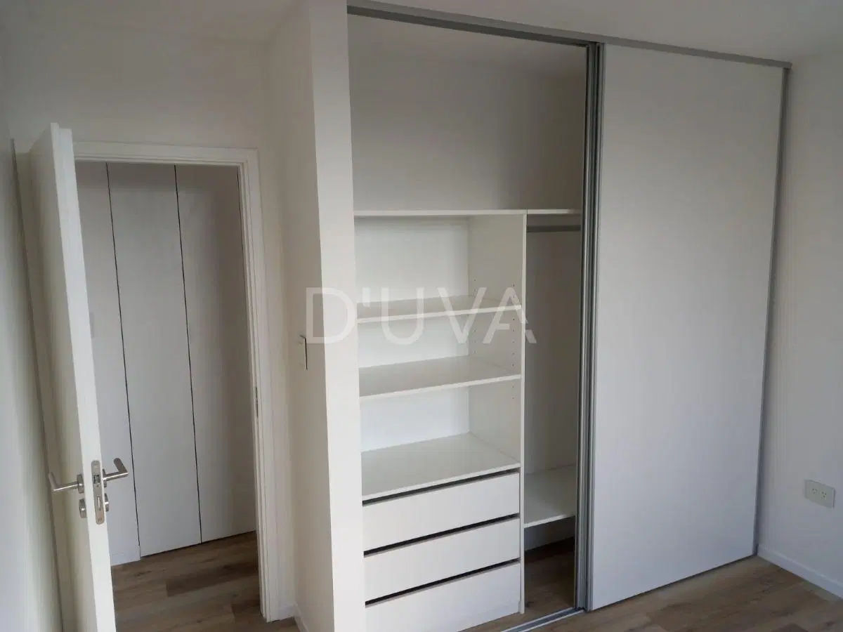 Departamento de 1 dormitorio de categoría, al frente con balcón, aire acondicionado y cortinas. 2