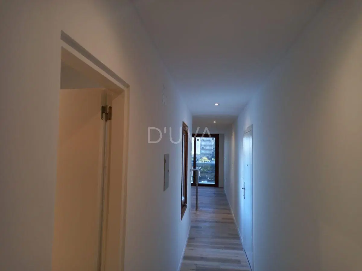 Departamento de 1 dormitorio de categoría, con doble balcón al frente y contrafrente. 4