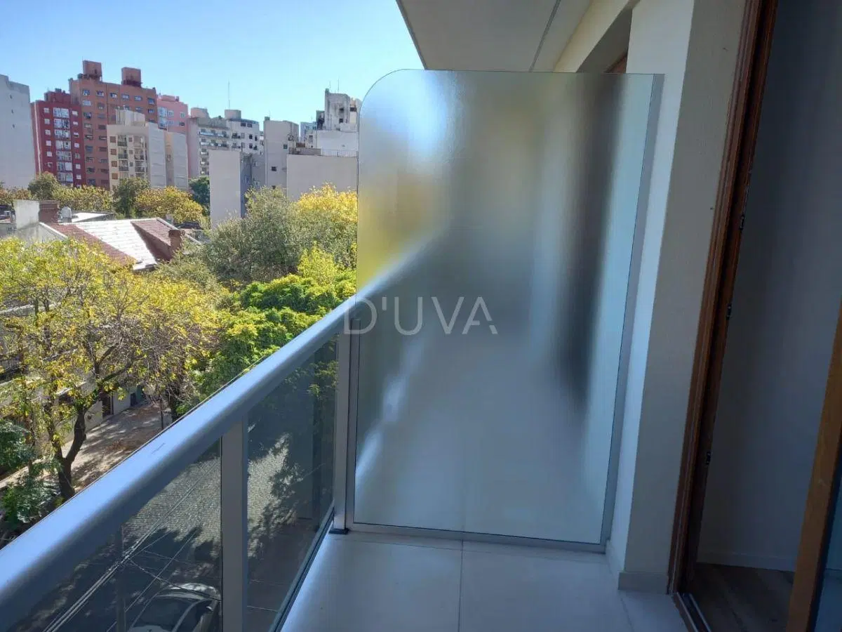 Departamento de 1 dormitorio de categoría, con doble balcón al frente y contrafrente. 5