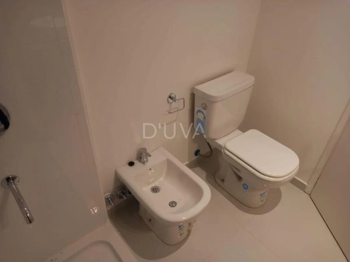 Departamento de 1 dormitorio de categoría, con doble balcón al frente y contrafrente. 8