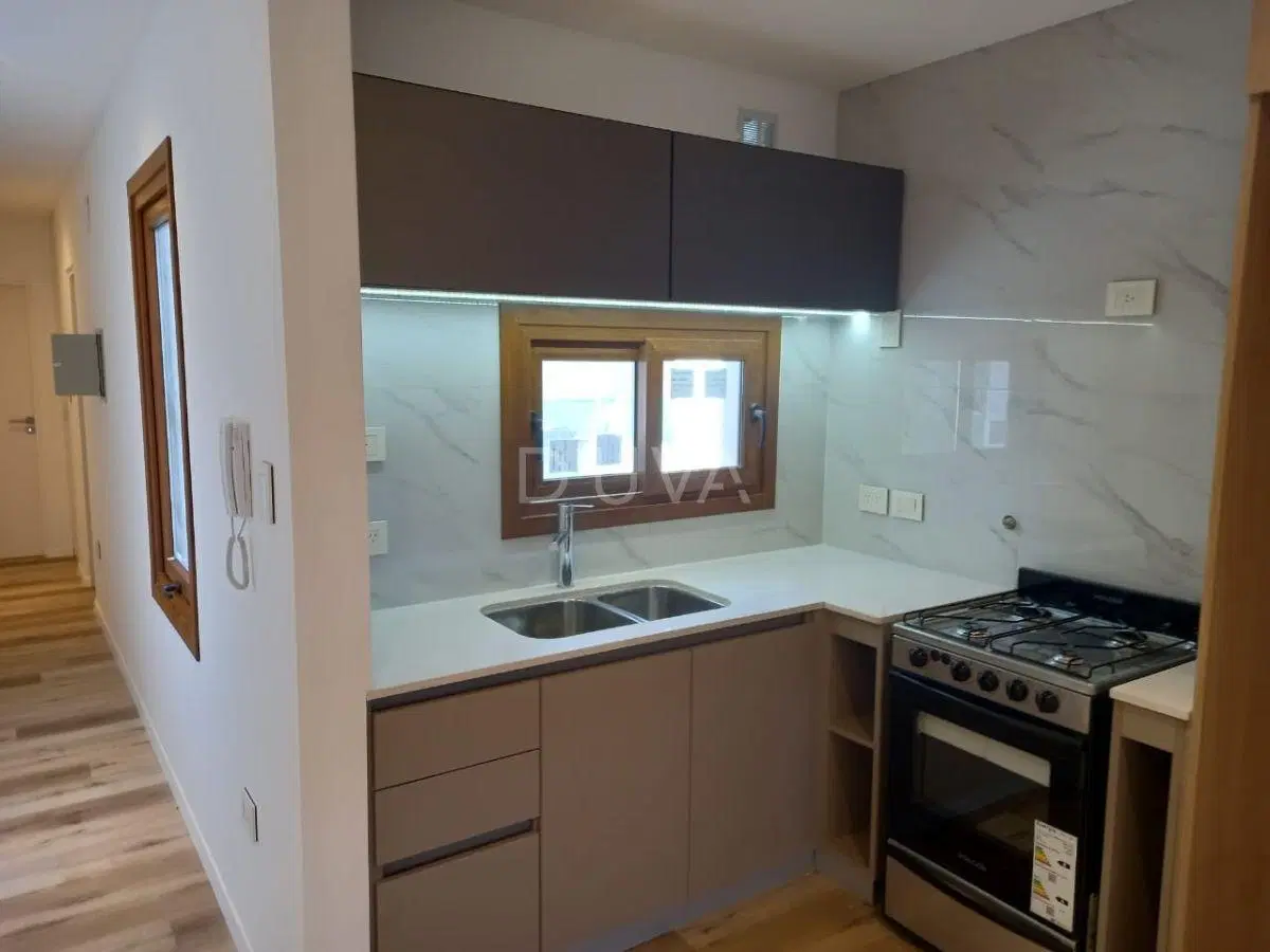 Departamento de 1 dormitorio de categoría, con doble balcón al frente y contrafrente. 3
