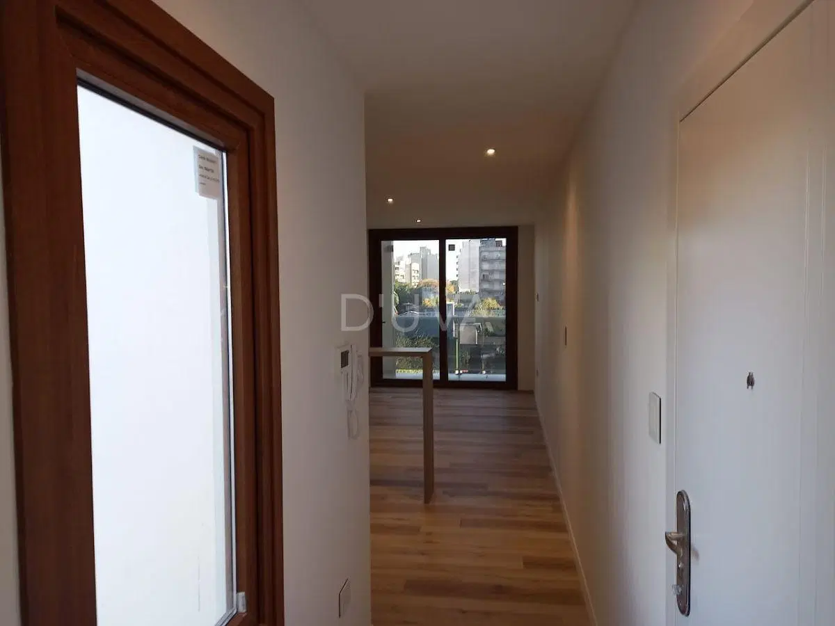Departamento de 1 dormitorio de categoría, con doble balcón al frente y contrafrente. 2