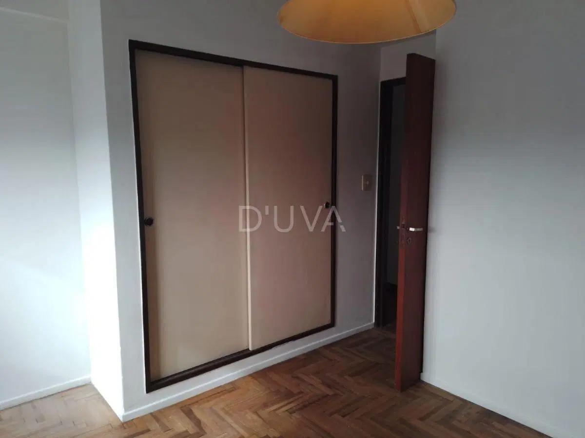 Departamento luminoso, con living-comedor, una habitacion y baño. 5