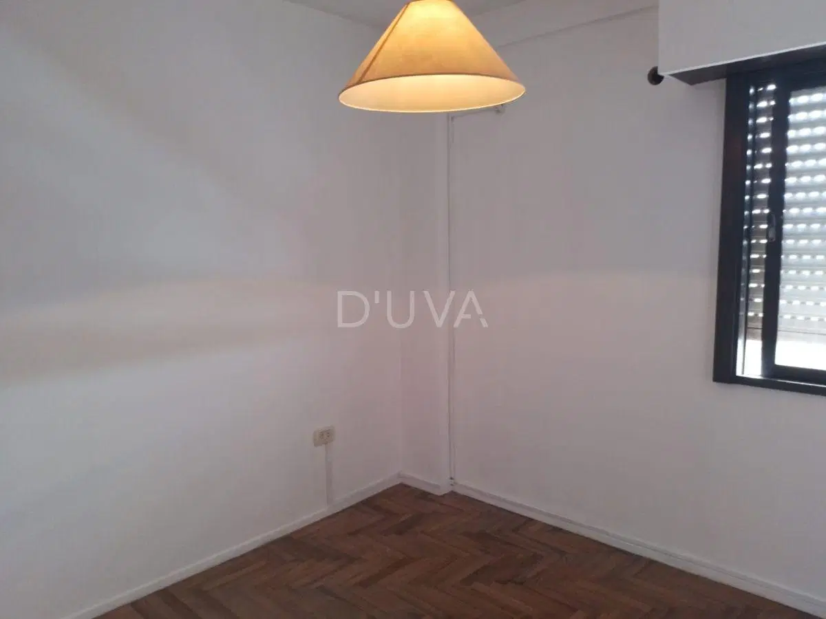 Departamento luminoso, con living-comedor, una habitacion y baño. 8