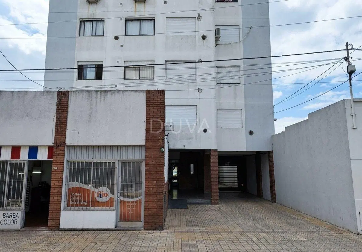 Departamento luminoso, con living-comedor, una habitacion y baño. 4