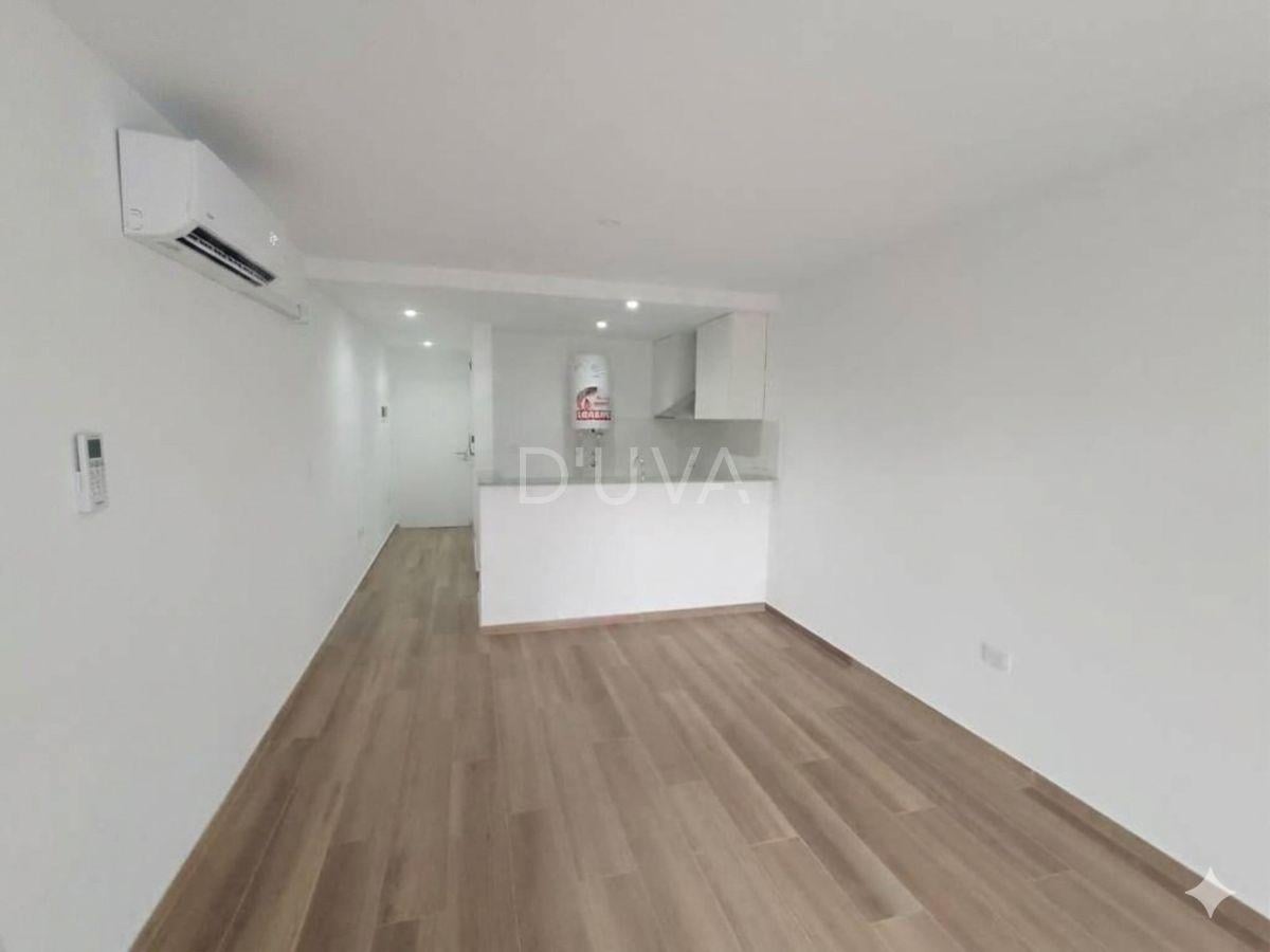Foto de Monoambiente en primer tercer piso al frente con balcón.-//, imagen 2