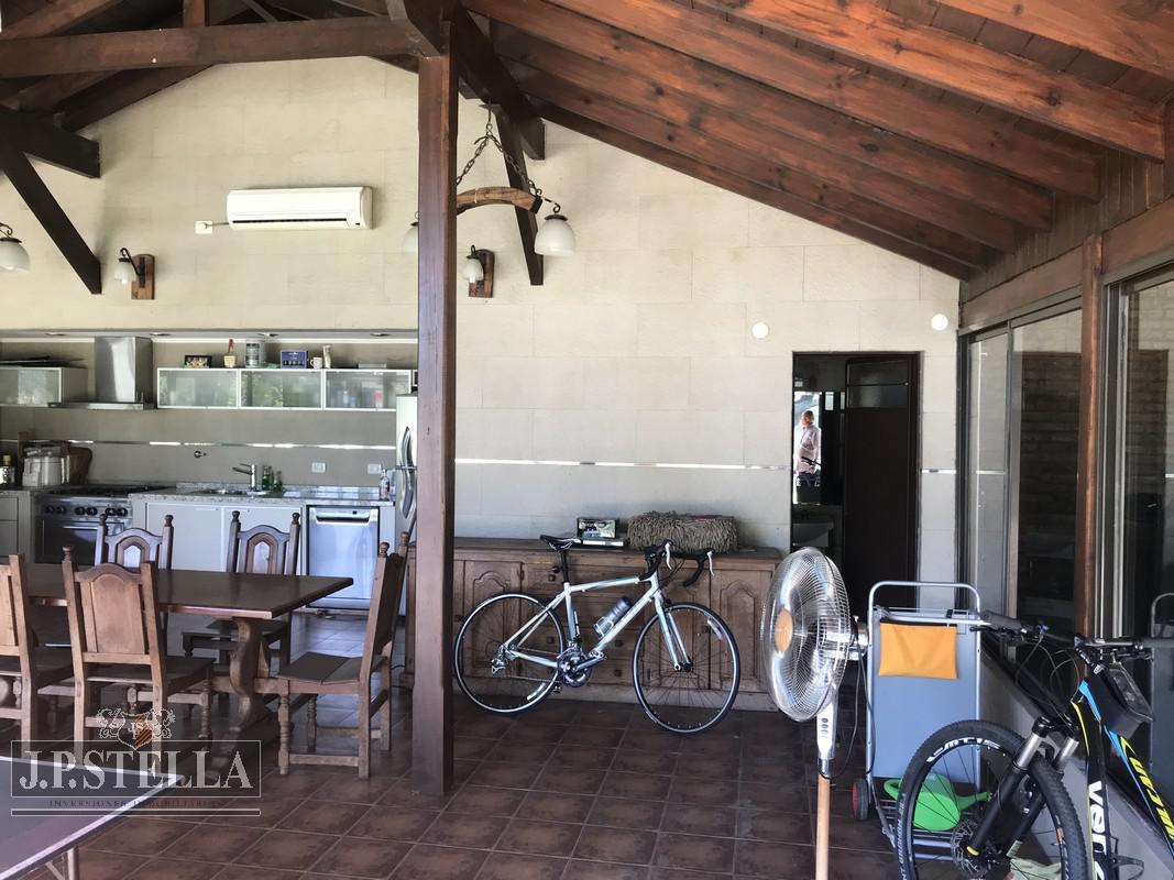 Casa 6 ambientes - Quincho - Pileta - Casa de Caseros- Villa Luzuriaga