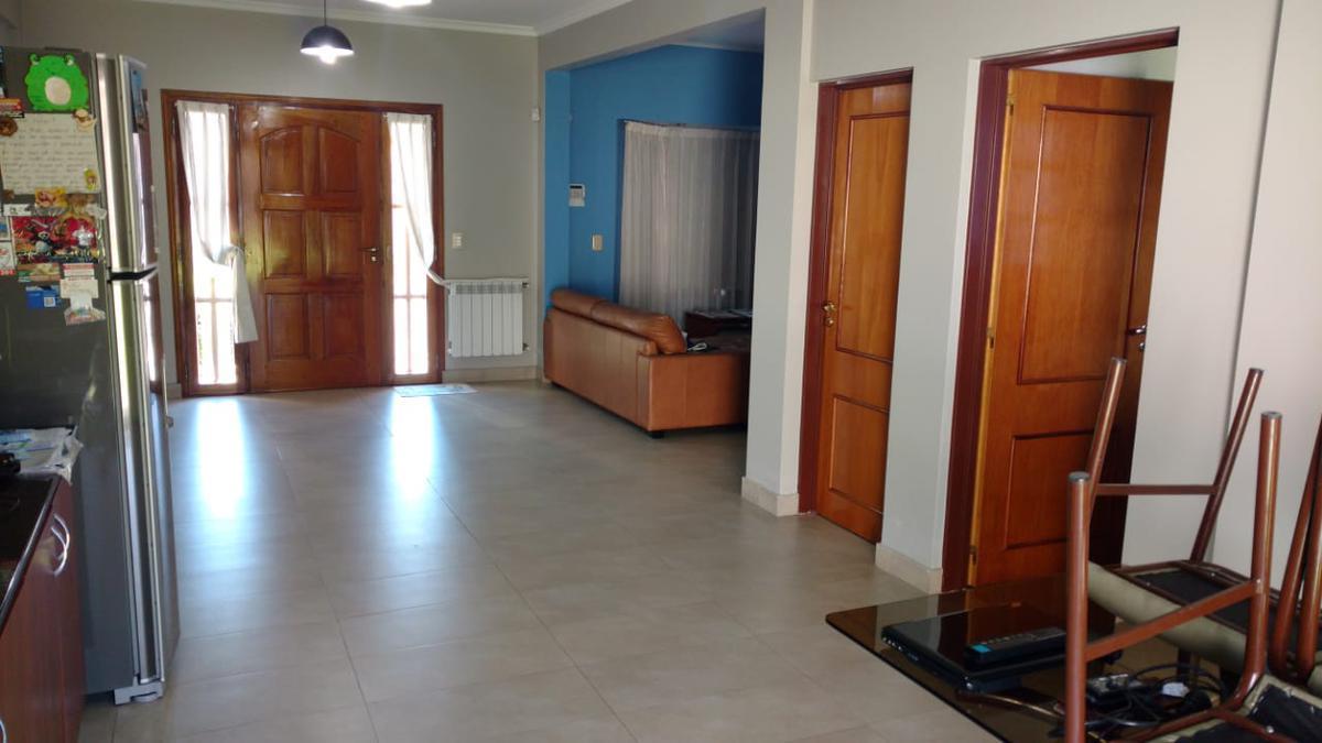Excelente Casa 4 Amb Garage para 2 Autos Lote 300 m² (132 m² Cub) - apta credito - San Justo