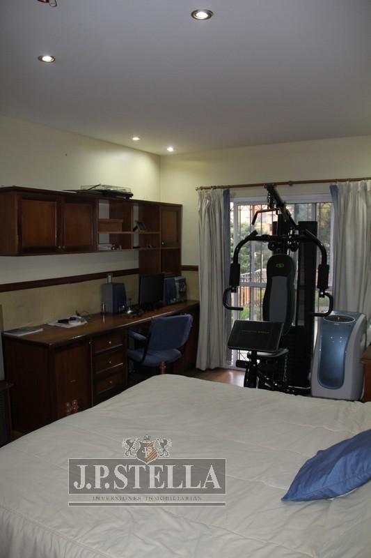 Excelente Casa Minimalista 5 Amb c/ 2 Garage y Pileta Climatizada - S.Justo (Ctro)