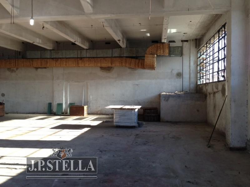 Vende Depósito / Galpon 1628 m² Cubiertos - Actualmente Alquilado - Lomas del Mirador 4