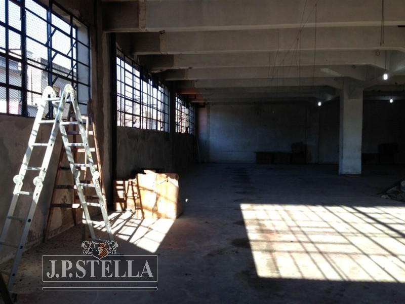 Vende Depósito / Galpon 1628 m² Cubiertos - Actualmente Alquilado - Lomas del Mirador 2