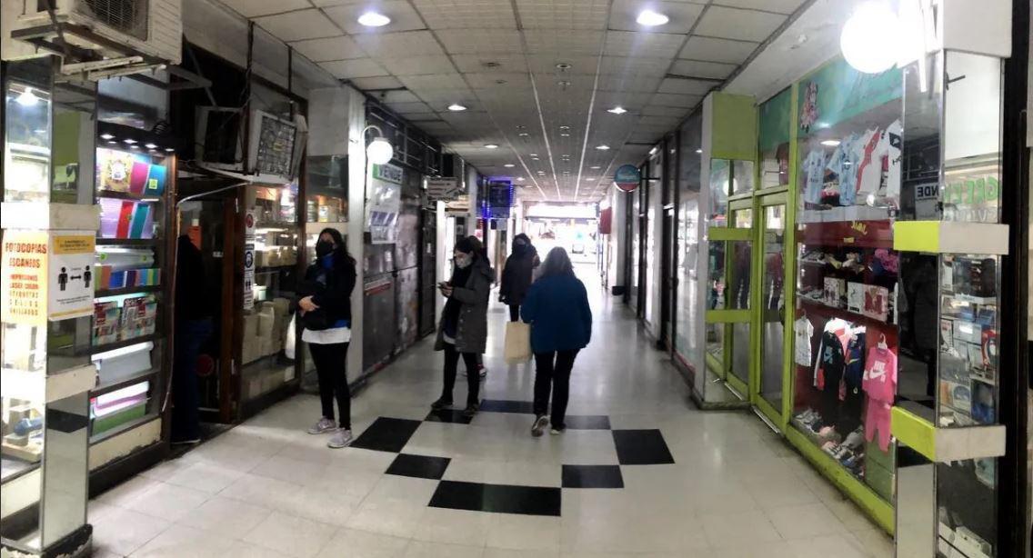 Local comercial en Galería y con entrada independiente desde la Calle 76 m²- Liniers