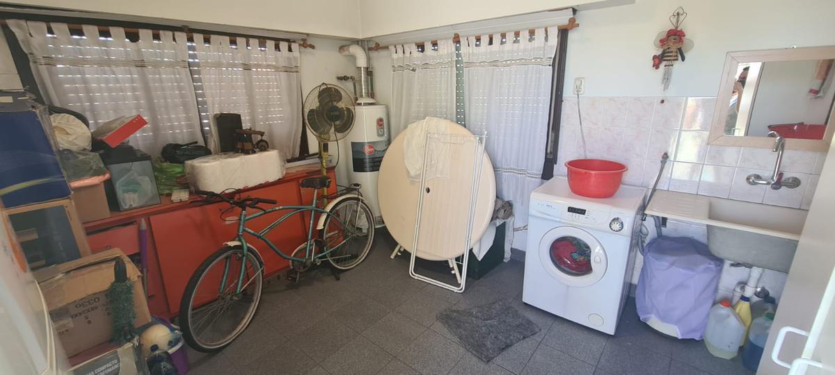 Foto de Casa 4 amb. 180 m² Cub. C/4 cocheras y Pileta - San Justo, imagen 2