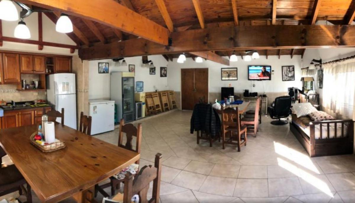 Foto de Casa 3 Ambientes C/Quincho, parque y pileta 2400 m² y 188 m² Cub, imagen 2