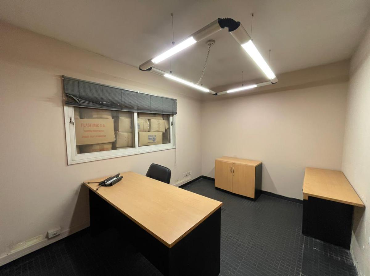 Galpón Industrial 2098 m² S/ 2 Calles - Oficinas - Baños y Vestuarios - Caseros 5
