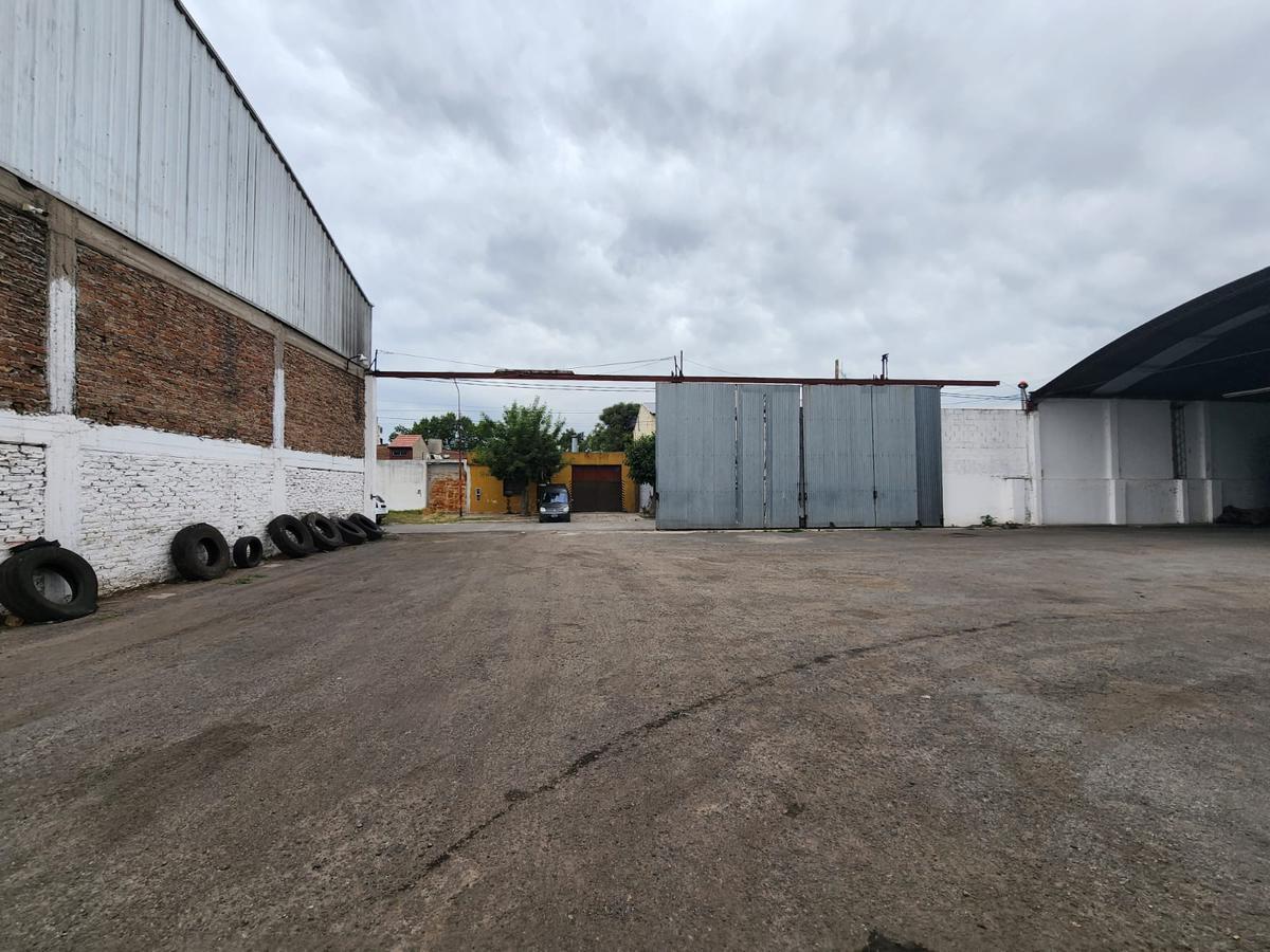 Galpón Industrial Semi Cubierto 700 m² S/ 2.050 de Lote - Oficinas, Baño y Vestuario - Tablada 5