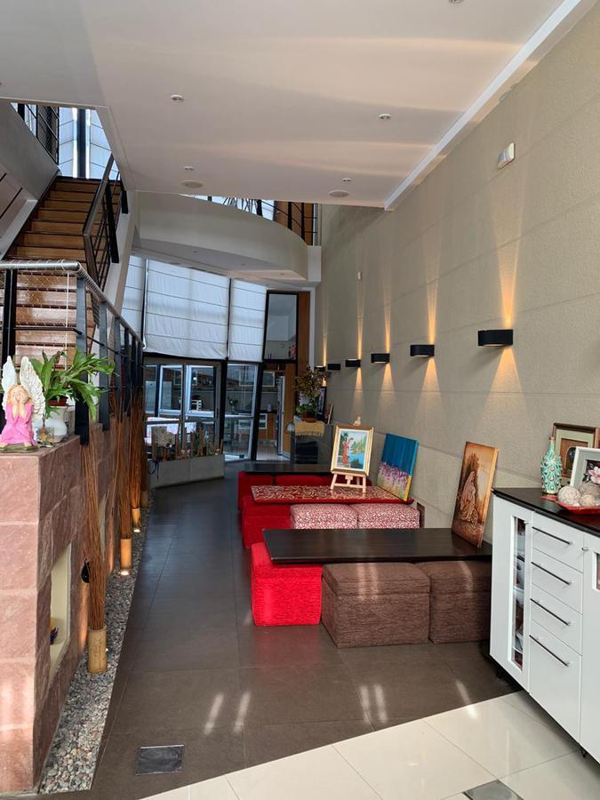 Foto de Excelente Casa 4 Ambientes c/ Cochera 306 m² Cubiertos - Parque, imagen 4