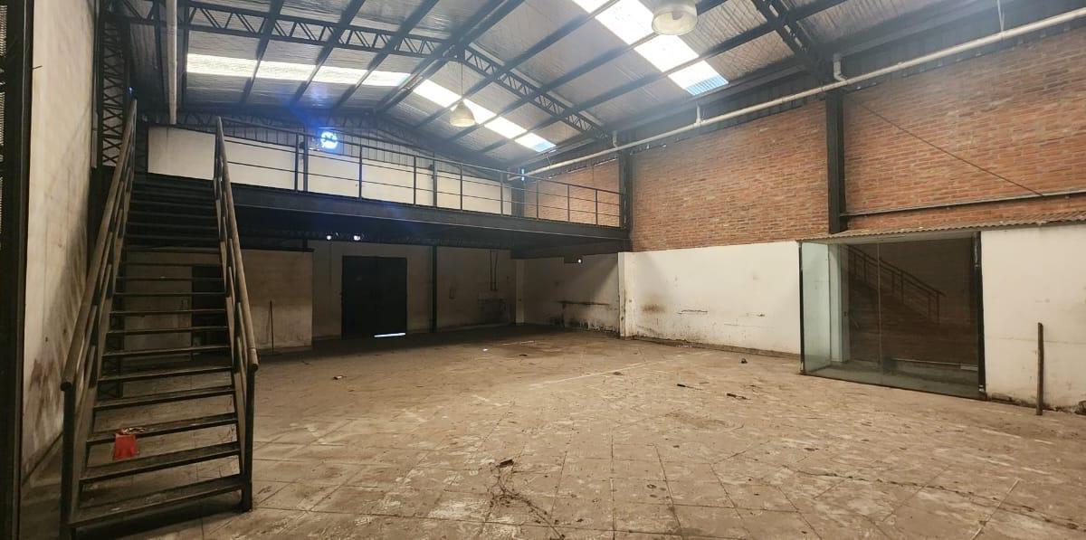 Galpón Comercial en Esquina con 290 m² Edif. S/ Lote de 380 m² - Moron 4