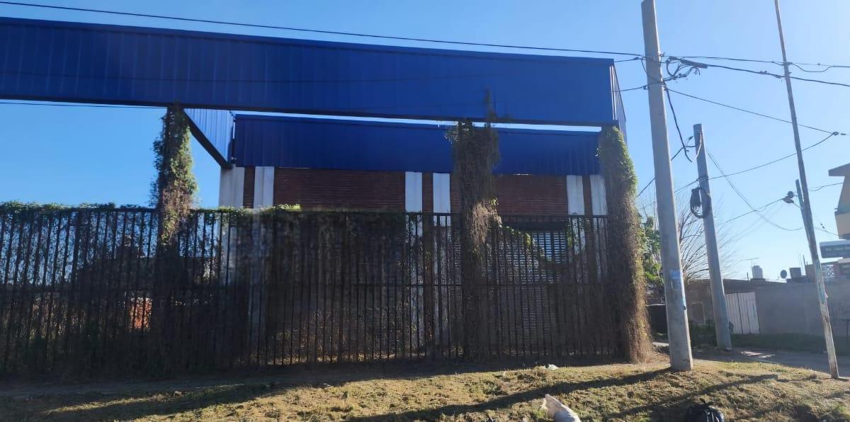 Galpón Comercial en Esquina con 290 m² Edif. S/ Lote de 380 m² - Moron 1