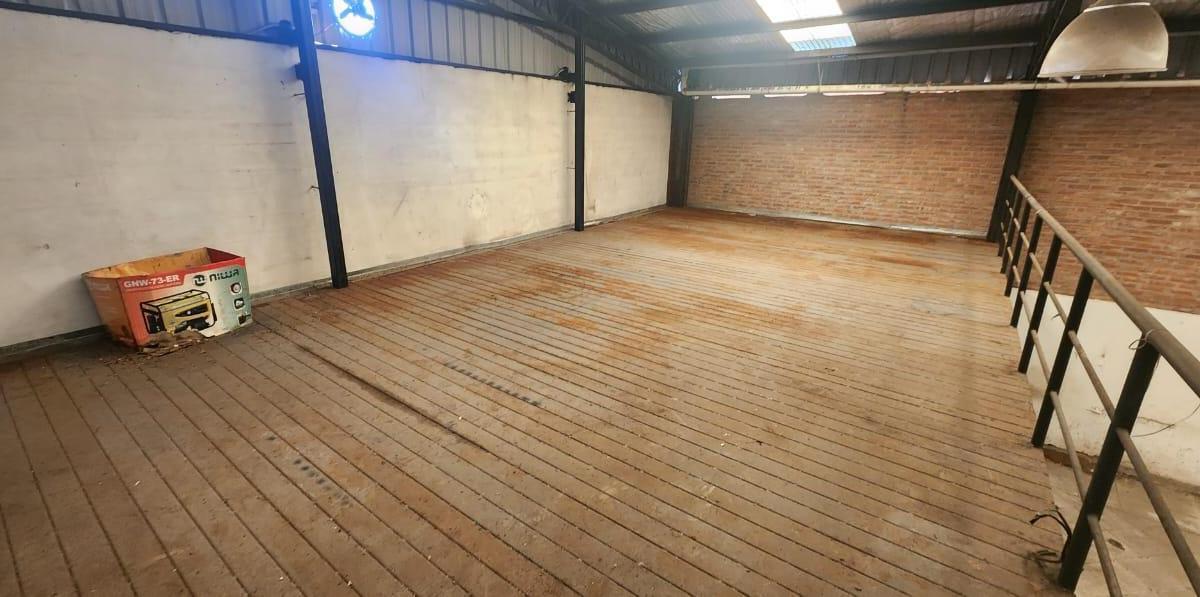 Galpón Comercial en Esquina con 290 m² Edif. S/ Lote de 380 m² - Moron 2