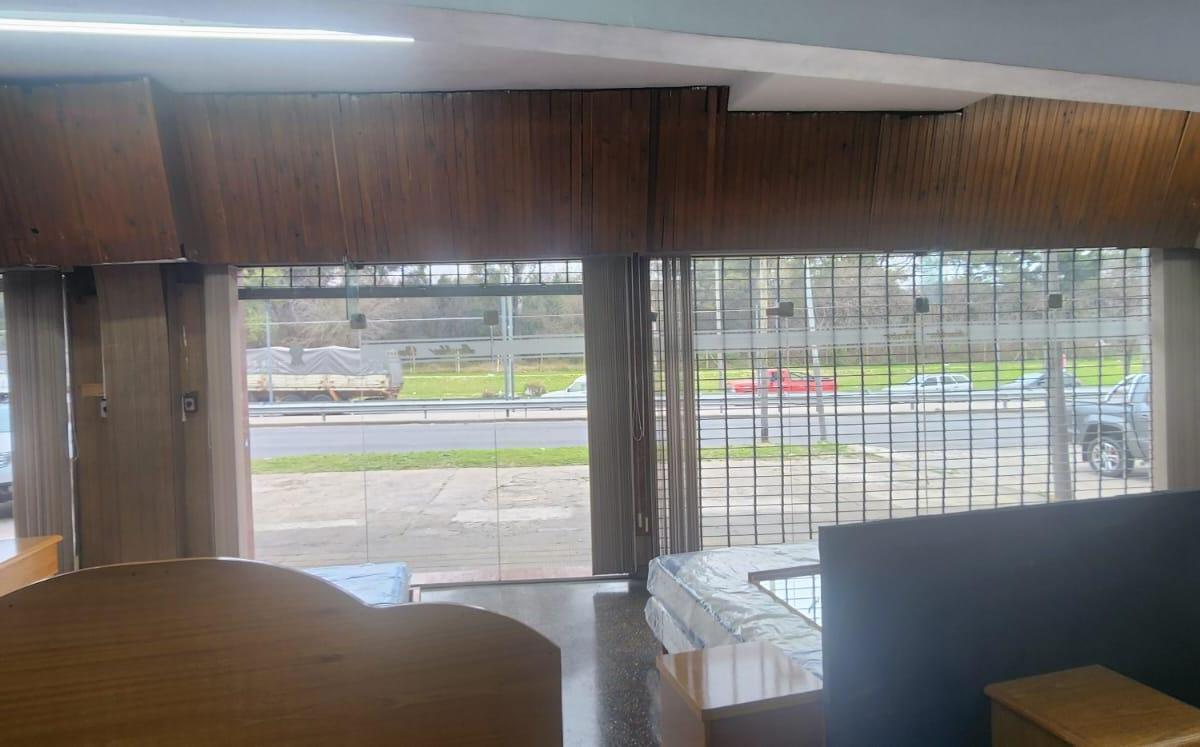 Foto de Local Comercial 400 m² S/ Avenida - La Tablada, imagen 2
