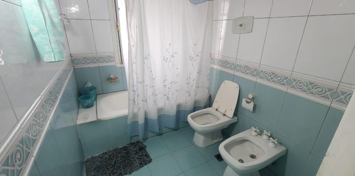Casa 5 amb. en 2 plantas - Garaje p/ 3 autos (238 m² Edif.) - S.Justo (Ctro)