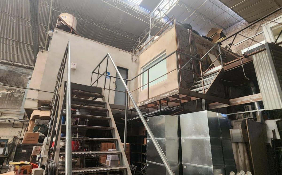 Foto de 2 Galpones y 1 Dpto de 3 ambientes 1393 m² Edificados - Juntos o por, imagen 5