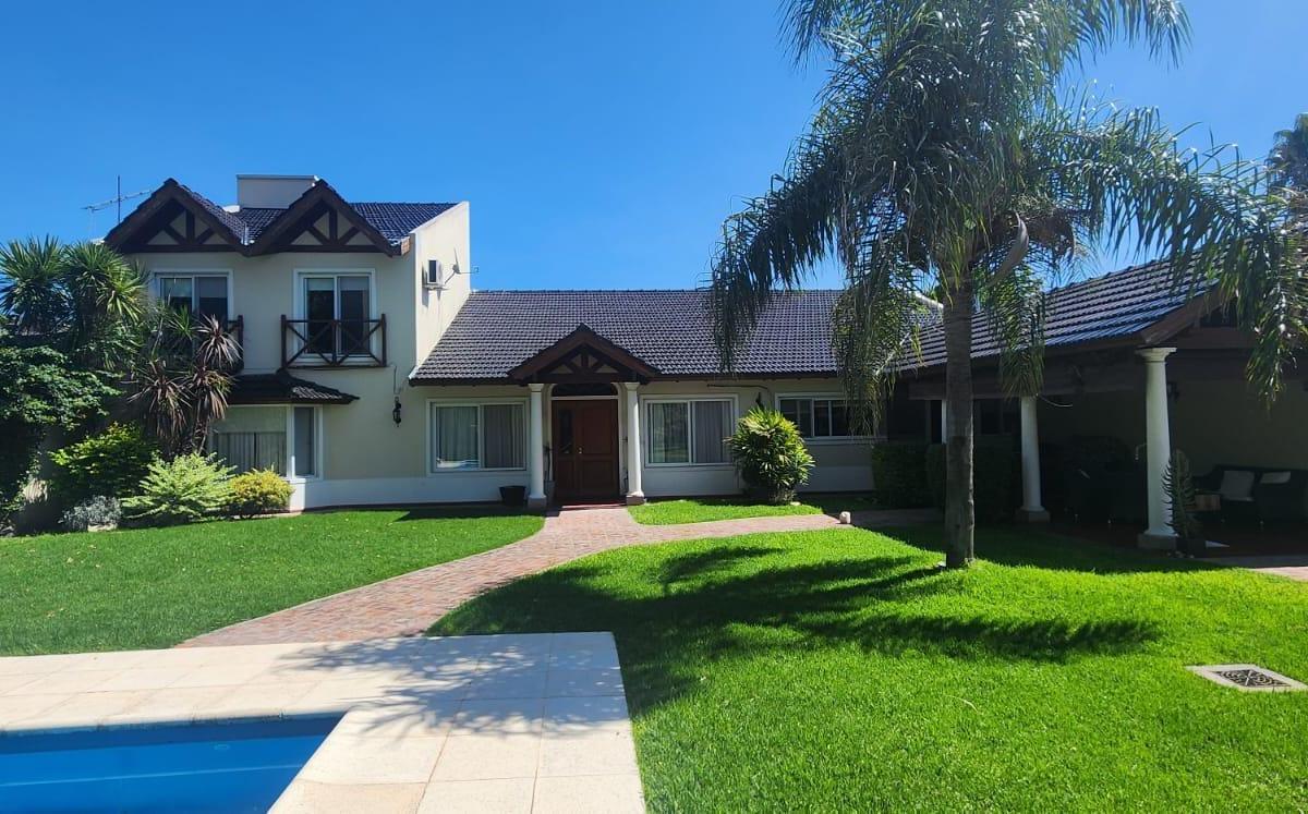 Casa 4 Ambientes c/ Garaje y pileta 220 m² Cub. en lote 931 m² - Barrio Juan Grande - Laferrere