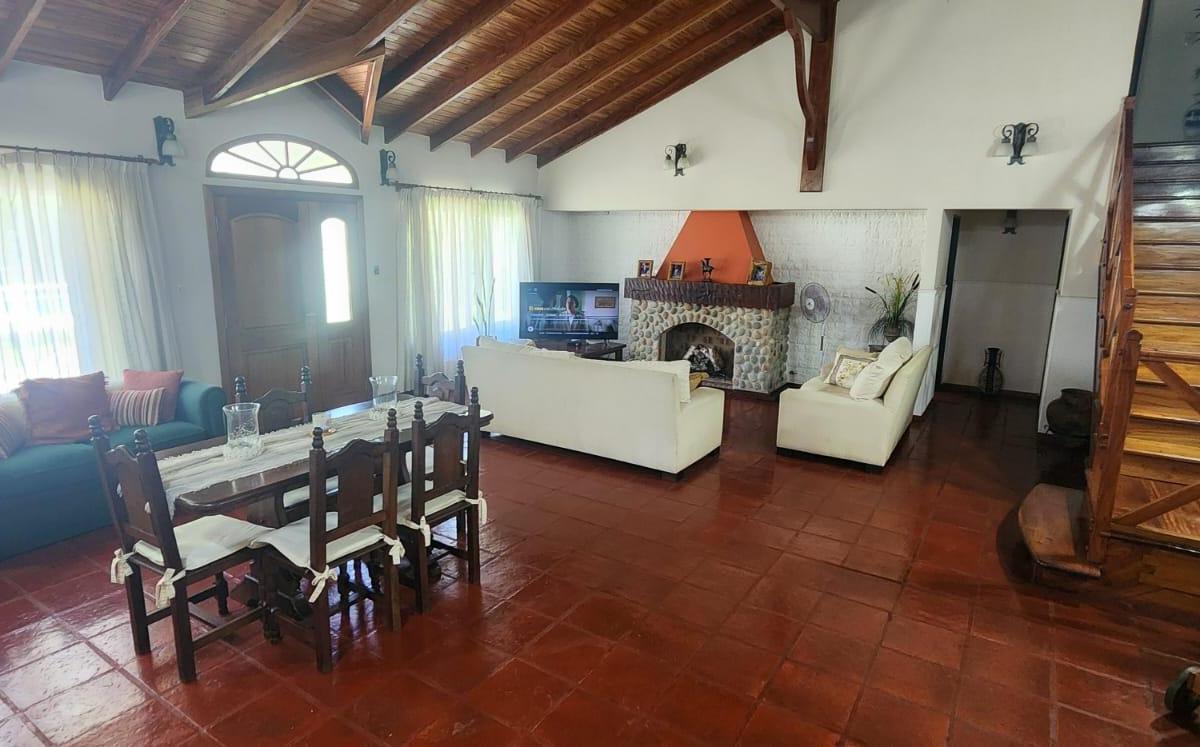Foto de Casa 4 Ambientes c/ Garaje y pileta 220 m² Cub. en lote 931 m² - Barrio, imagen 3